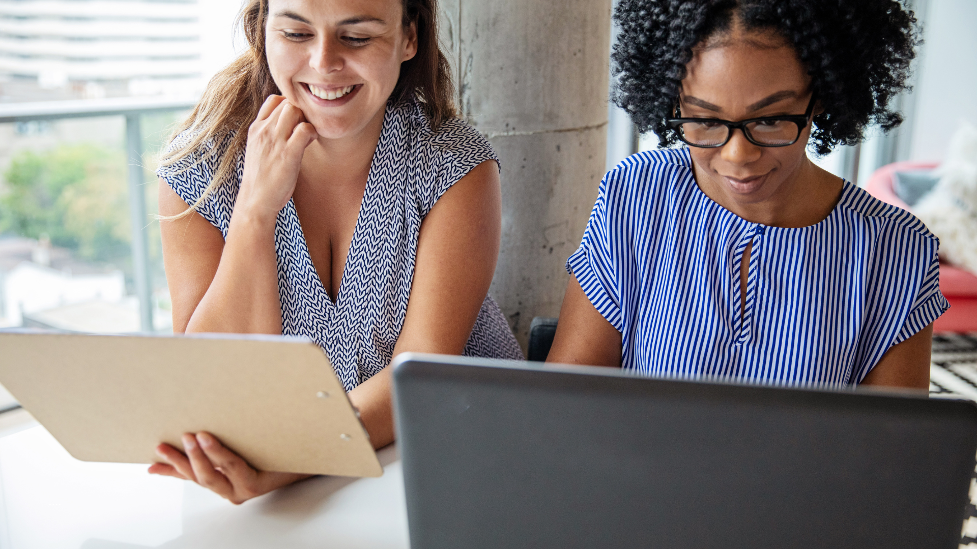 illustrazione - due ragazze con foglio e computer